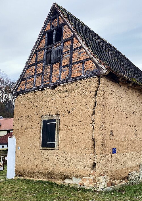 Versuchsbasierte Entwicklung eines Bemessungskonzeptes zur Risssanierung in Massivlehmbauten (ERiMa)